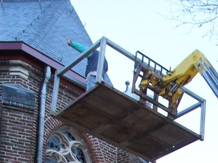 De hoogwerker op de juiste plek